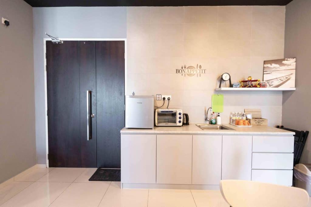 Spacious 3 Bedrooms By Cozy Apartment