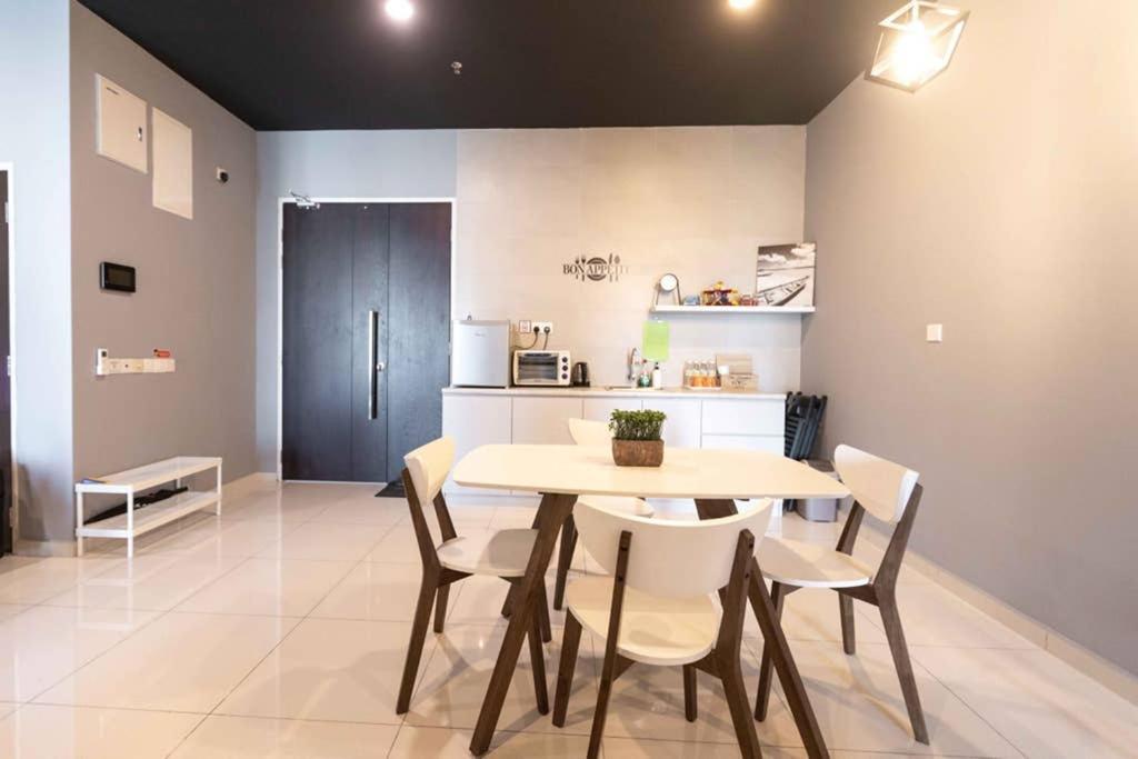 Spacious 3 Bedrooms By Cozy