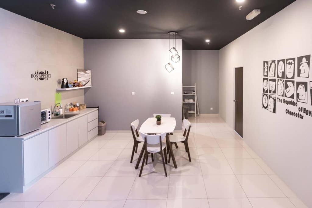 Spacious 3 Bedrooms By Cozy Apartment *